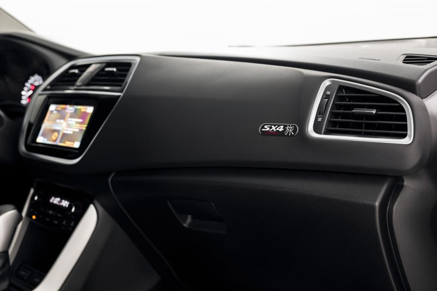 Детали интерьера Suzuki SX4 Tabi 2019 года  (RU) (фото 4 из 6)